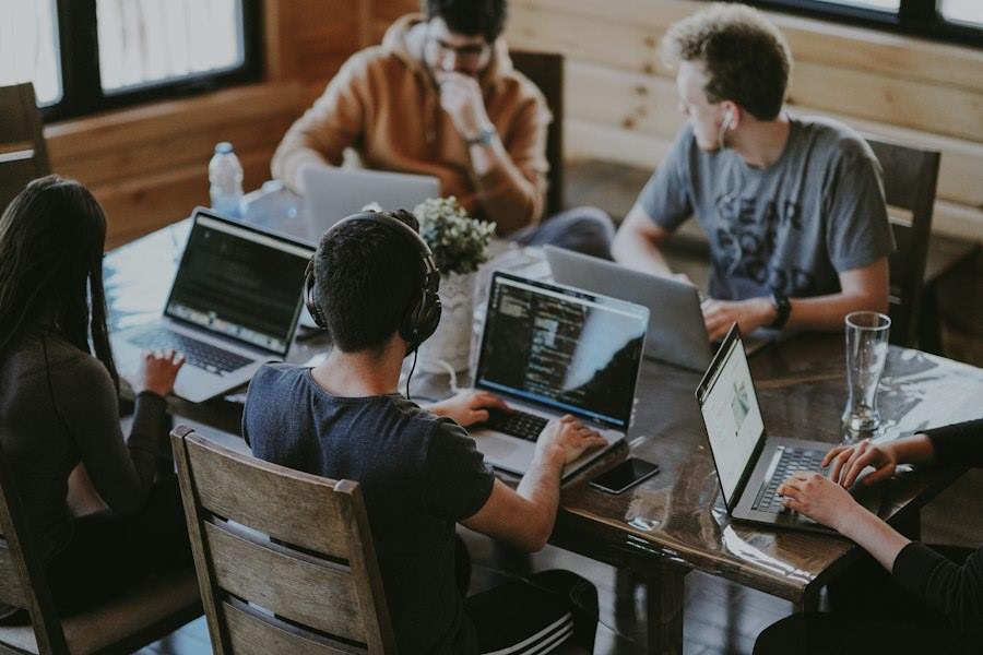 L'équipe HORIZON 5 en pleine collaboration à Abidjan